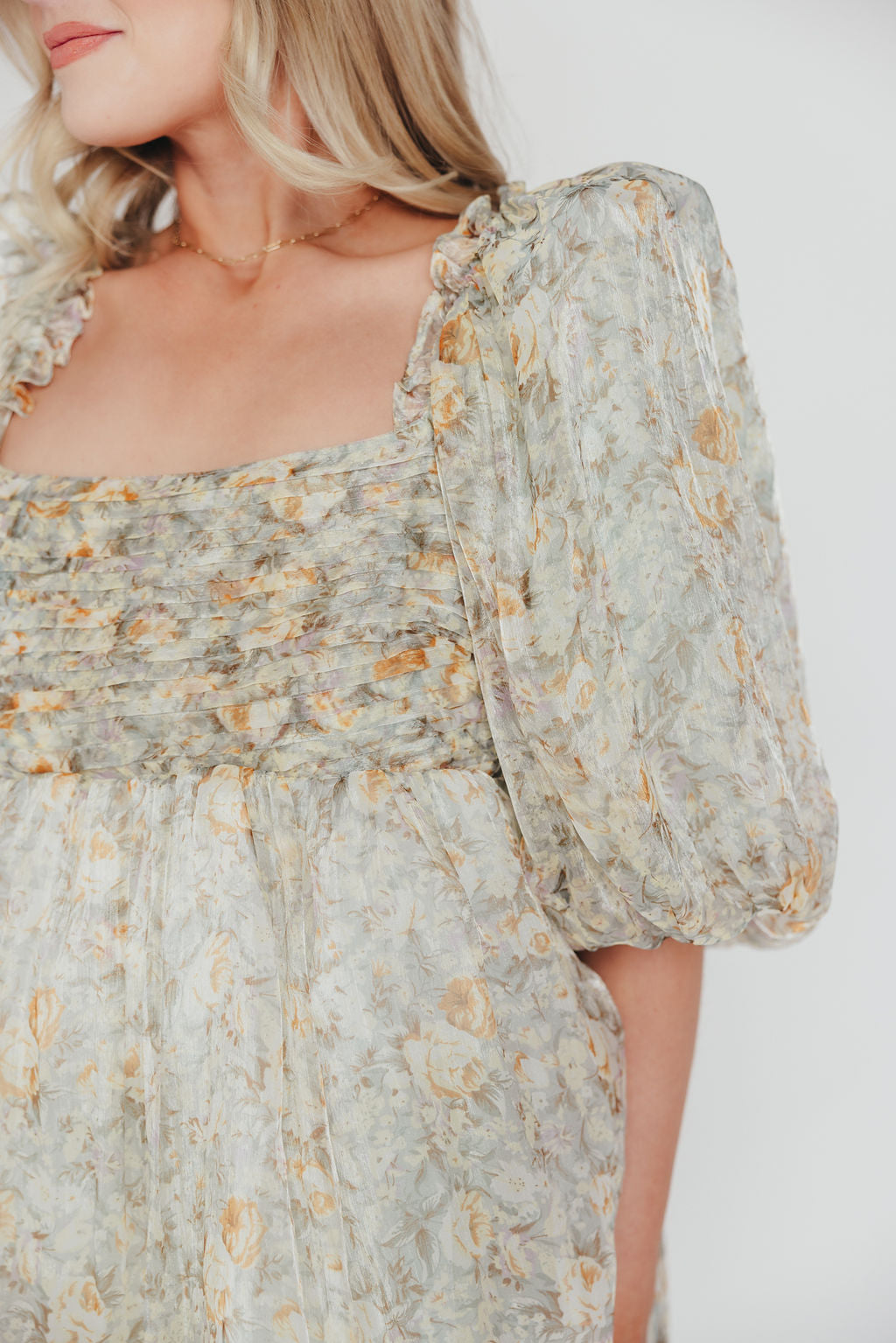 Abito lungo melody con pieghe e fiocco in salvia floreale - taglie adatte alla pancia e inclusive (S-3XL)