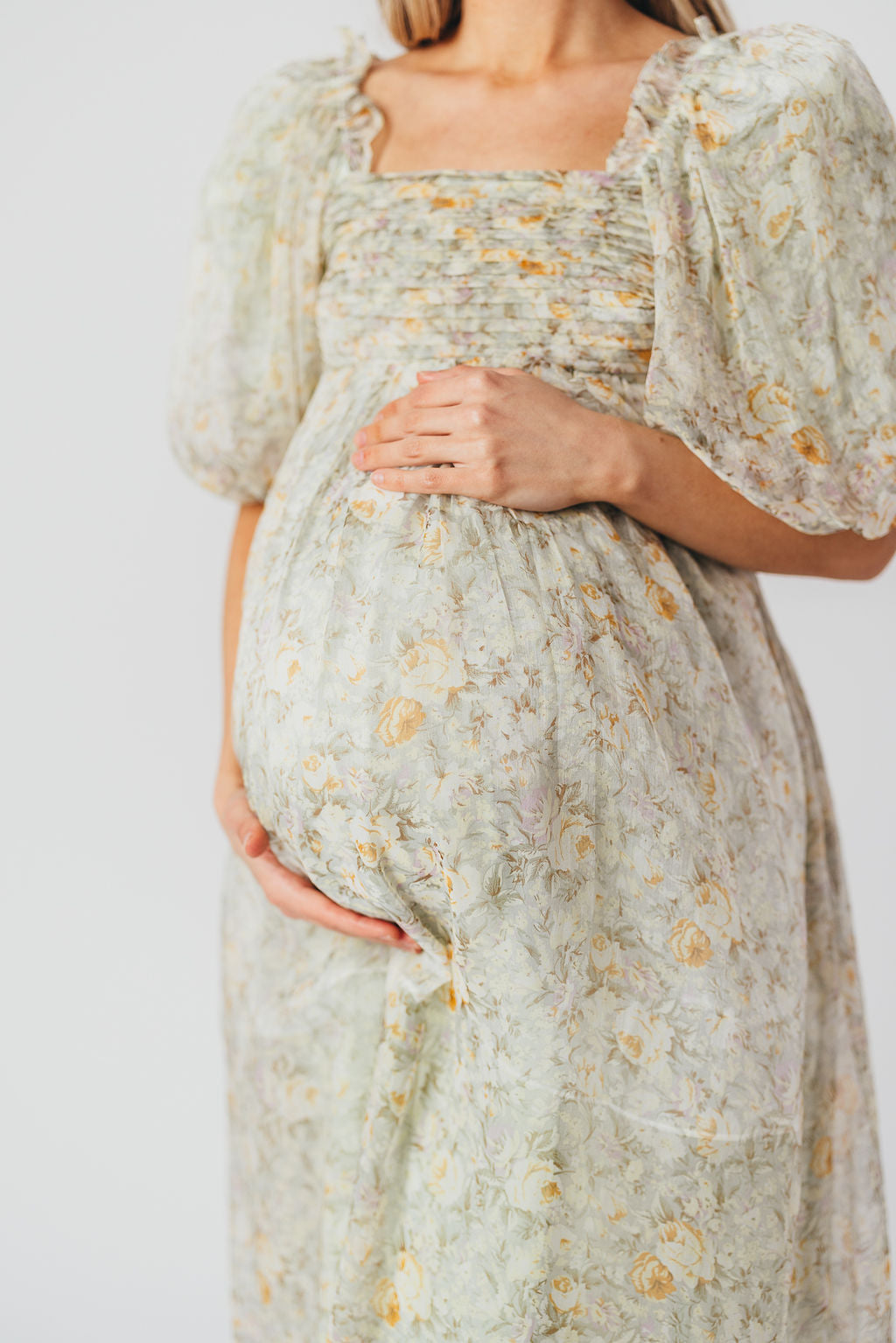 Abito lungo melody con pieghe e fiocco in salvia floreale - taglie adatte alla pancia e inclusive (S-3XL)