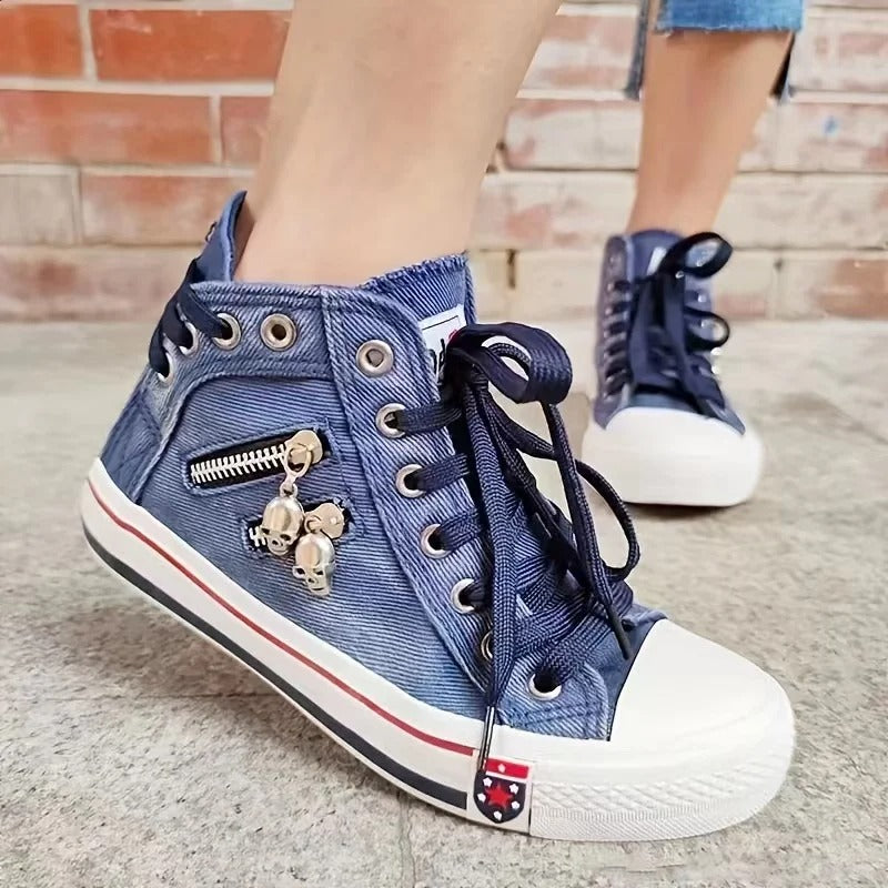 Look jeans da sneaker di tendenza urbana e cerniera