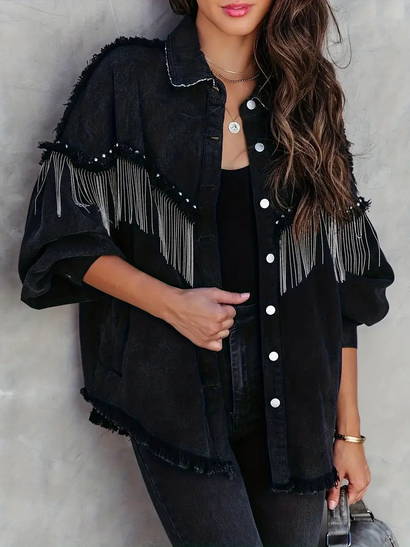 Giacca in denim con decorazione a frange nere in stile street style con borchie