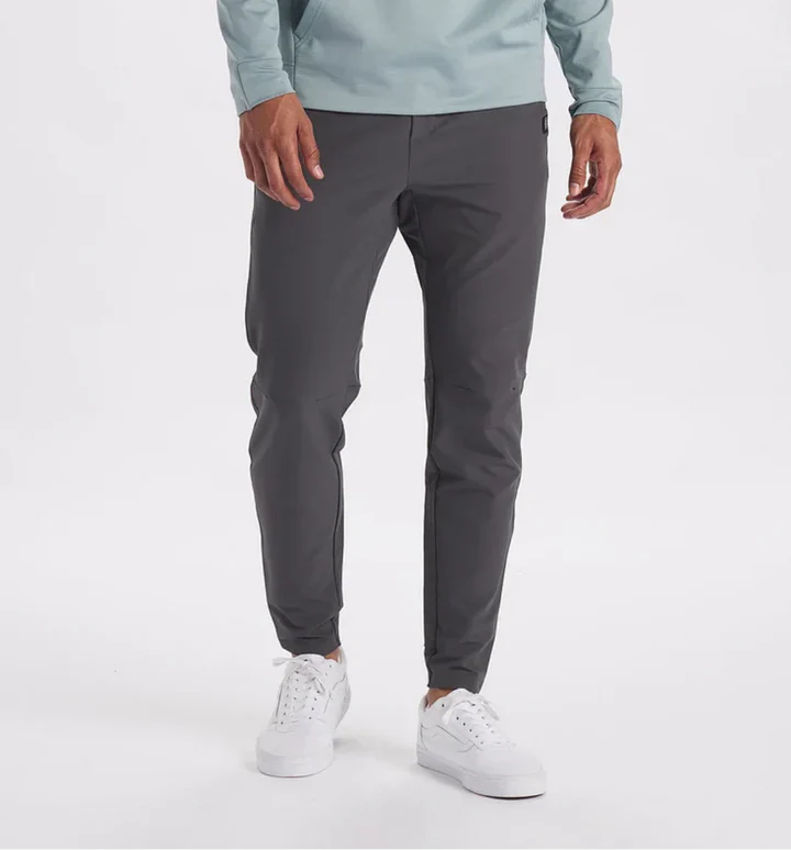 Pantaloni da abito da uomo moderni e flessibili: libertà di movimento e stile