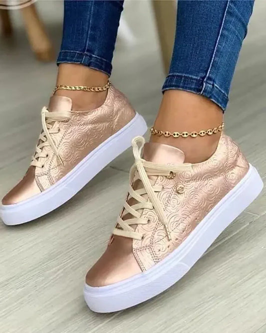 Sneaker chic con dettaglio oro