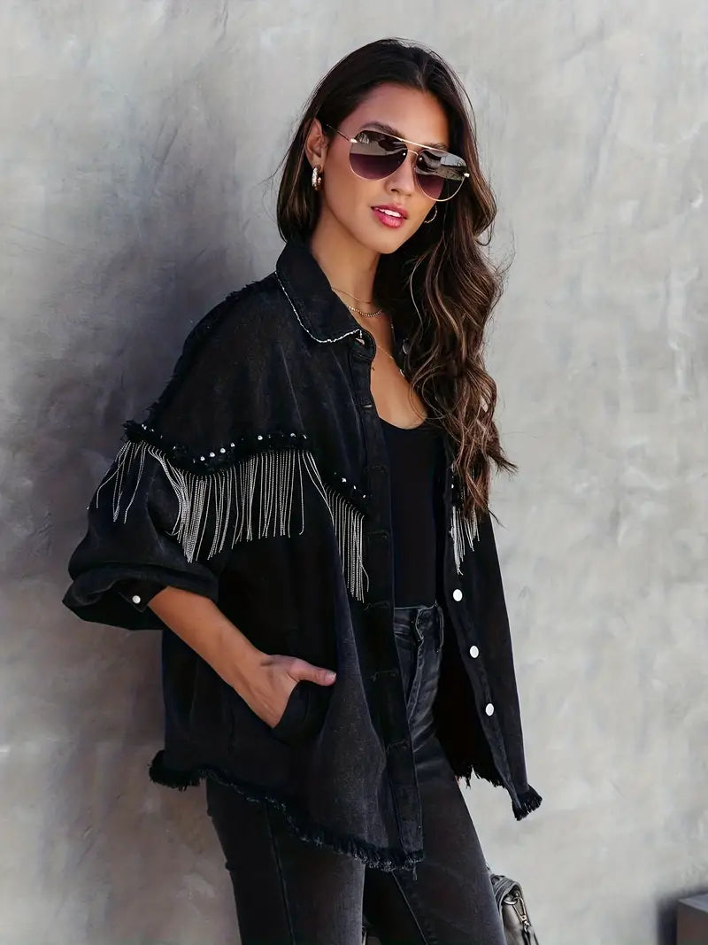 Giacca in denim con decorazione a frange nere in stile street style con borchie