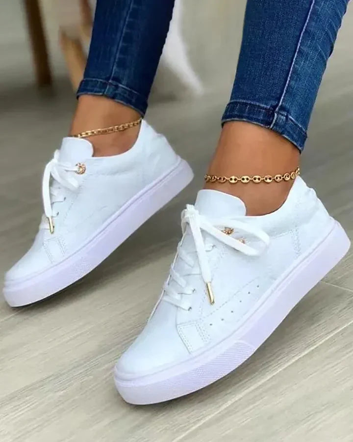 Sneaker chic con dettaglio oro
