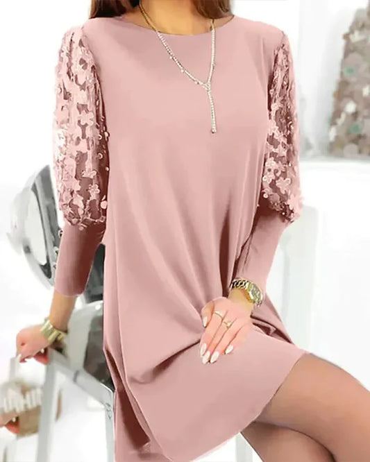 Elegante abito con maniche in pizzo e vestibilità ampia