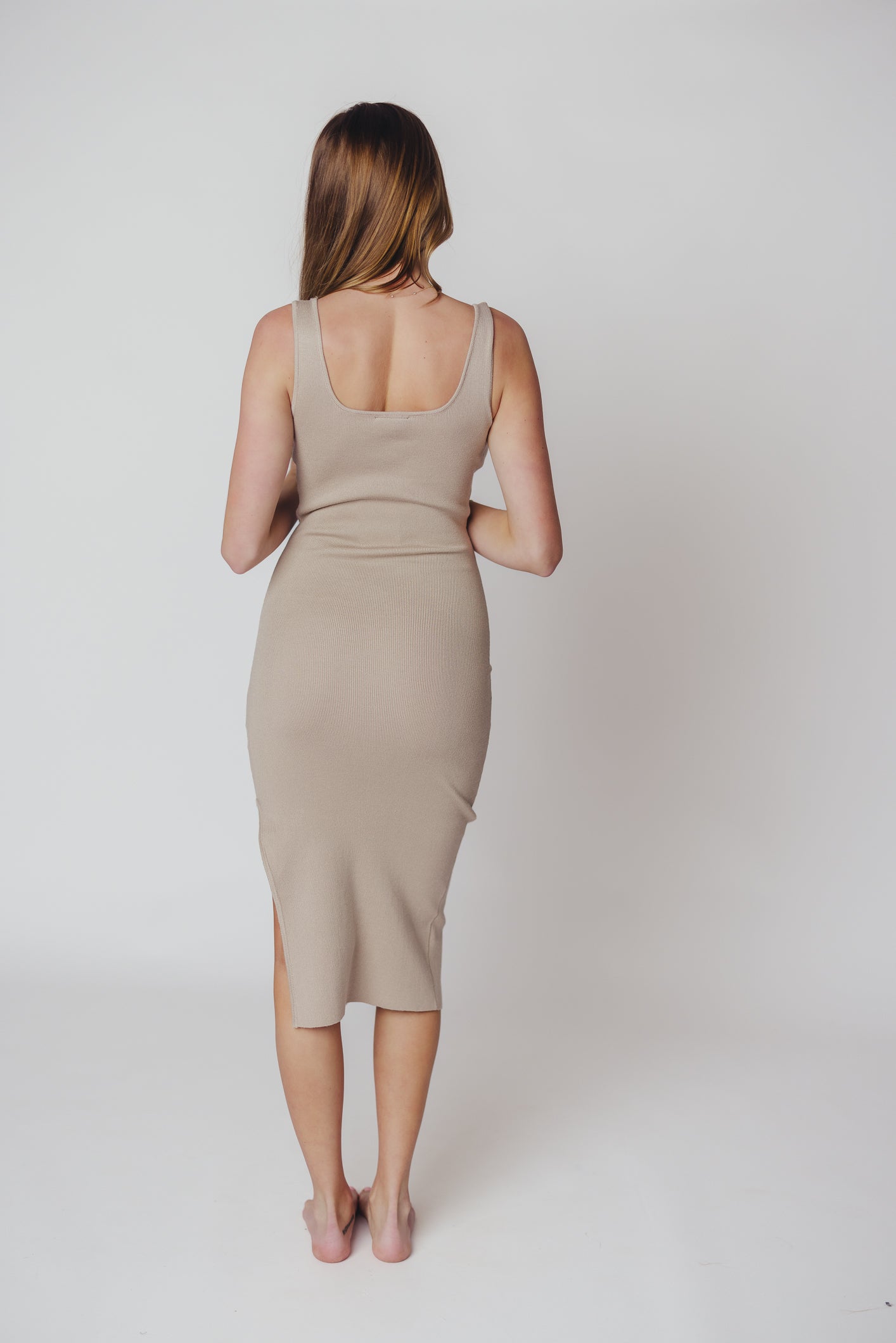 Abito in maglia con scollo quadrato e spacchi color latte