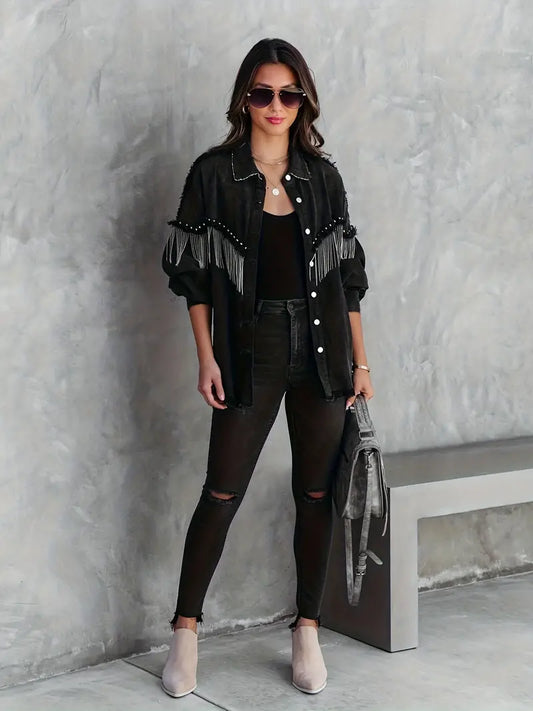 Giacca in denim con decorazione a frange nere in stile street style con borchie