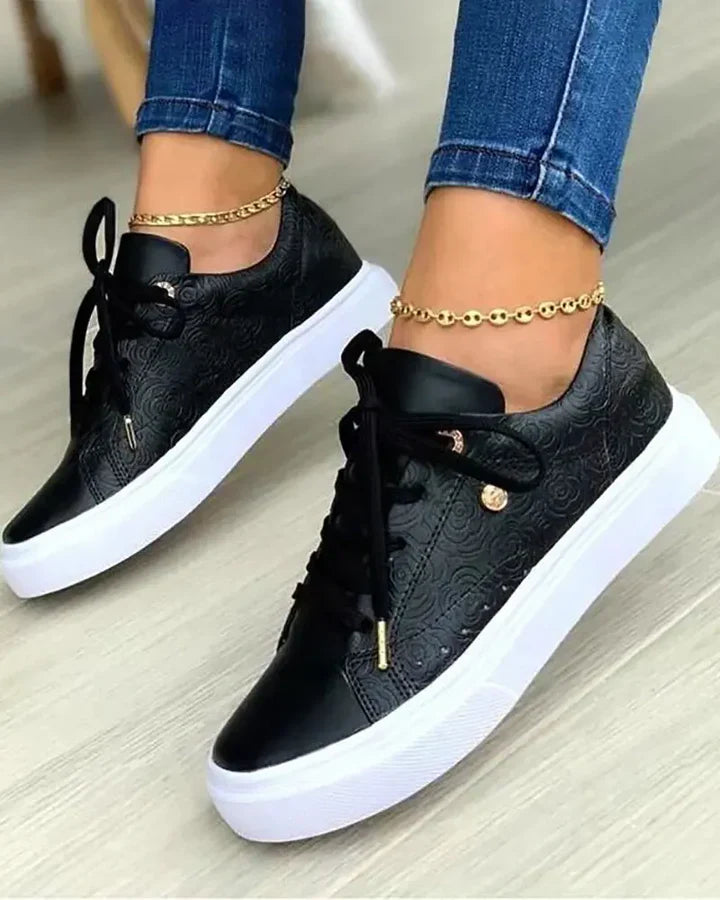Sneaker chic con dettaglio oro