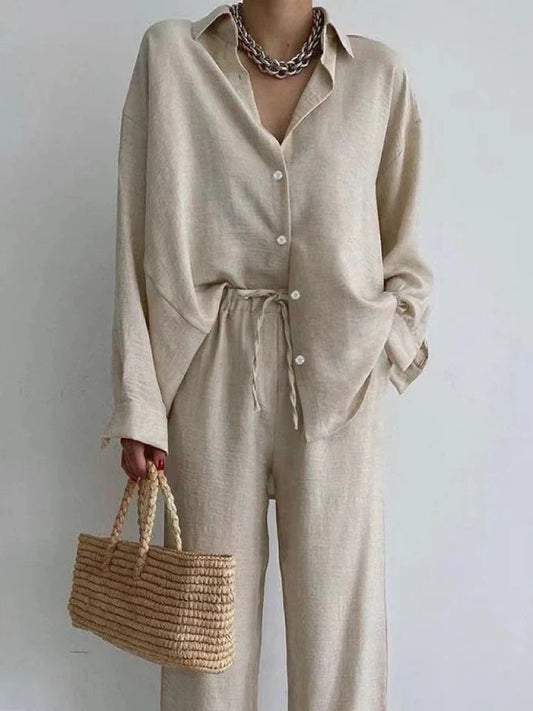 Completo in lino con camicetta e pantaloni larghi