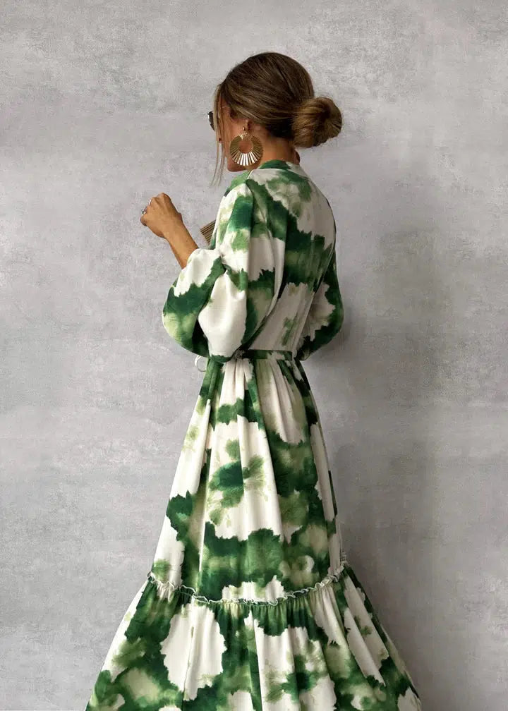 Charlotte – elegante abito lungo verde con scollo a V e maniche lunghe