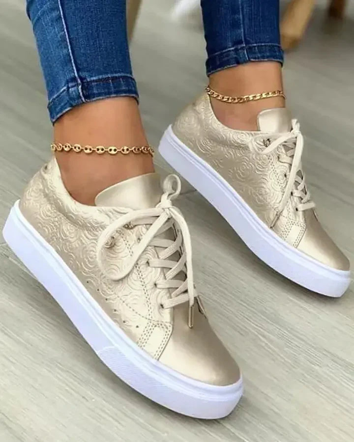 Sneaker chic con dettaglio oro
